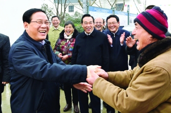 2月3日，春節(jié)后上班第一天，省委書記李強(qiáng)來(lái)我市基層走訪調(diào)研，看望鹽城“6.23”特大龍卷風(fēng)冰雹災(zāi)害受災(zāi)群眾。.jpg